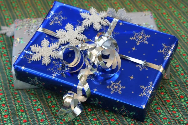 Beaux cadeaux enveloppés bleu et argent . — Photo