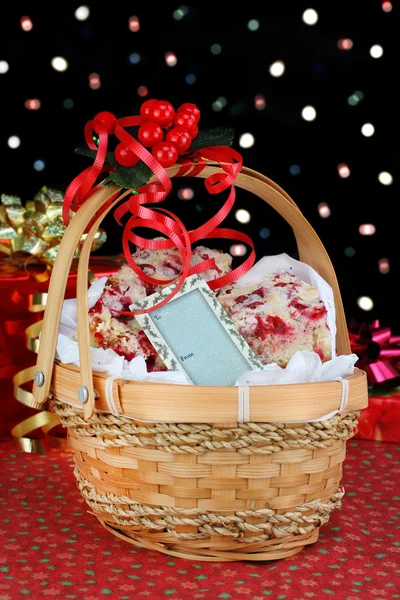 Weihnachtskorb mit Preiselbeerplätzchen vor buntem Gebäck — Stockfoto