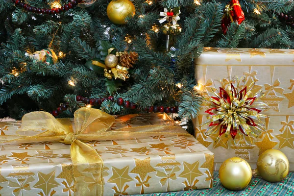 Ασημένιο και χρυσό δώρα κάτω από το χριστουγεννιάτικο δέντρο — Φωτογραφία Αρχείου