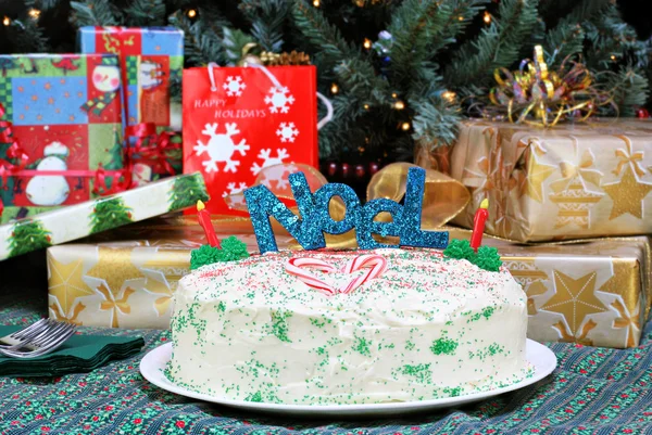 Christmas tårta framför granen och gåvor. — Stockfoto