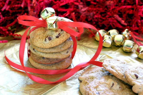 Staplade chocolate chip cookies med band — Stockfoto