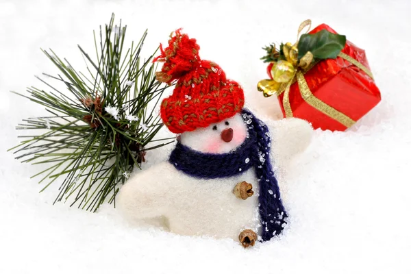 Wollschneemann im Schnee mit Baum und Geschenk — Stockfoto