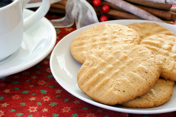 Fıstık ezmesi kurabiye ve kahve — Stok fotoğraf