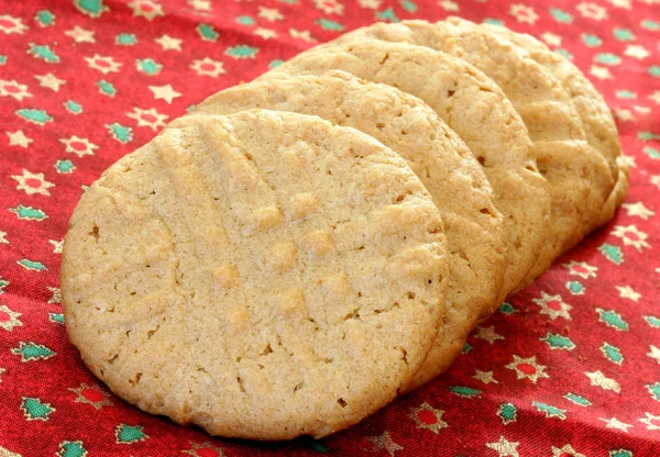 Peanut butter cookies in een rij — Stockfoto