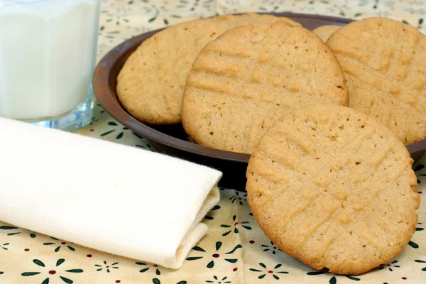 मूंगफली बटर कुकीज़ और दूध — स्टॉक फ़ोटो, इमेज