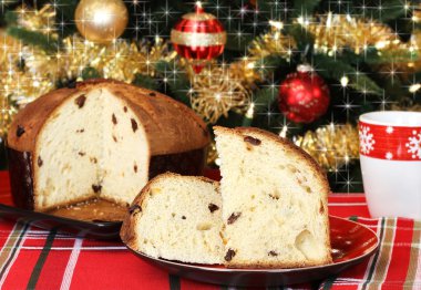 panettone, bütün ve neşeli Noel tre önünde dilimlenmiş