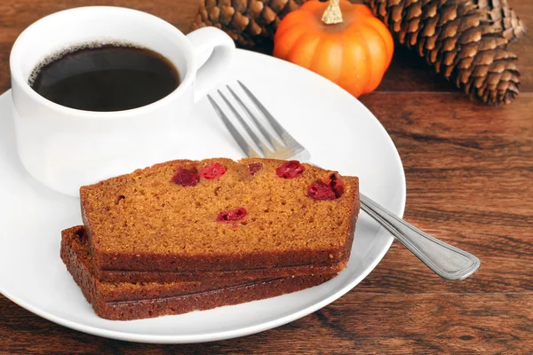 Skivad pumpa tranbär tårta med kaffe — Stockfoto