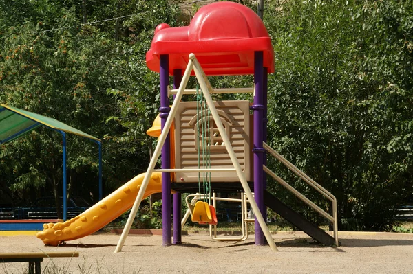 Un parco giochi colorato in un parco. Mosca, Russia — Foto Stock