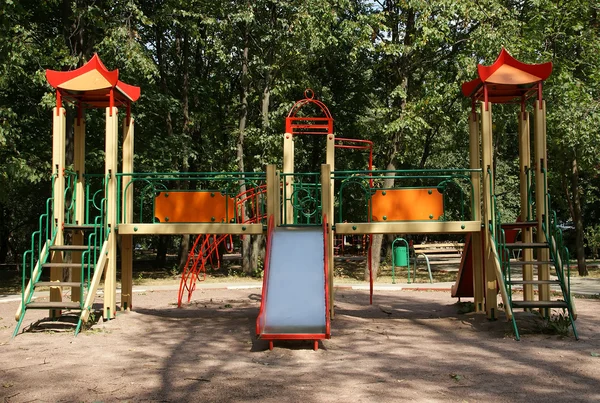 Un colorido parque infantil en un parque. Moscú, Rusia — Foto de Stock
