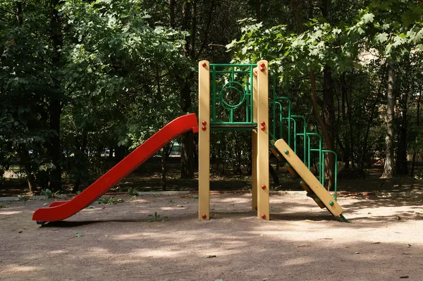 Színes játszótér a parkban. Moscow, Oroszország — Stock Fotó