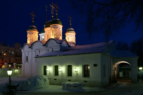 Moskva, Rusko. Trojice kostela v listech na ulice sretenka, noc — Stock fotografie