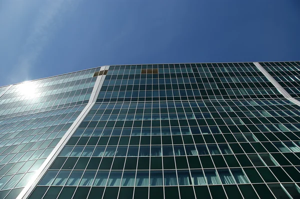 Ventana fachada de vidrio edificio de oficinas — Foto de Stock