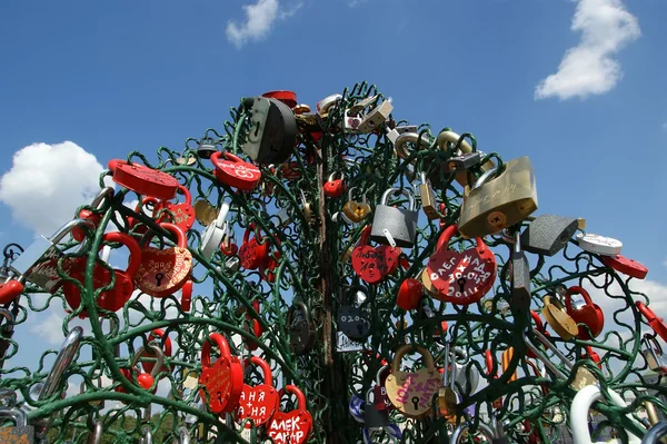 Hangsloten in de vorm van een hart — Stockfoto