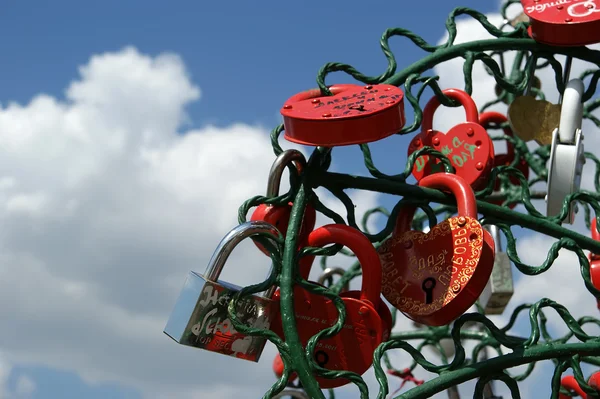 Visací zámek ve tvaru srdce - symbol věčné lásky a — Stock fotografie