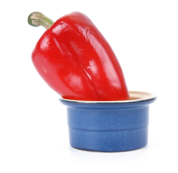Pimenta quente vermelha fresca em um branco — Fotografia de Stock