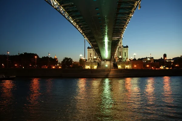 Νυχτερινή άποψη του ποταμού Μόσχοβα, γέφυρα patriarshy, η cathed του Σωτήρα Χριστού — Φωτογραφία Αρχείου
