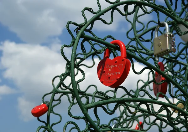 Candados en forma de corazón - símbolo del amor eterno y — Foto de Stock