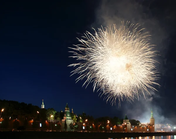 Feuerwerk über dem Moskauer Kreml. Russland, 12. Juni 2011 — Stockfoto