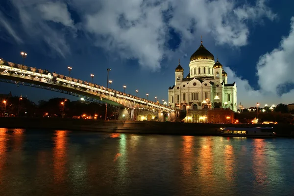 Vista notturna del fiume Moskva e il Cristo Salvatore Cathedr — Foto Stock