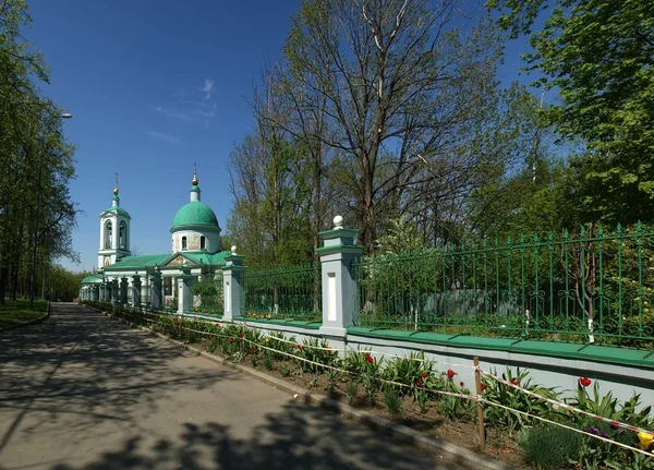 Panorámás kilátás nyílik a Szentháromság-templom, a Veréb hills, Moszkva, Oroszország — Stock Fotó