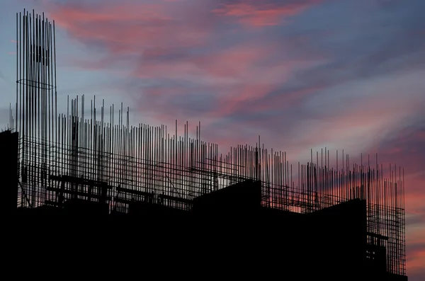 Equipamento de construção e elementos de um edifício em construção — Fotografia de Stock