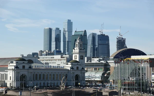 基辅火车站和国际商务中心从莫看 — 图库照片