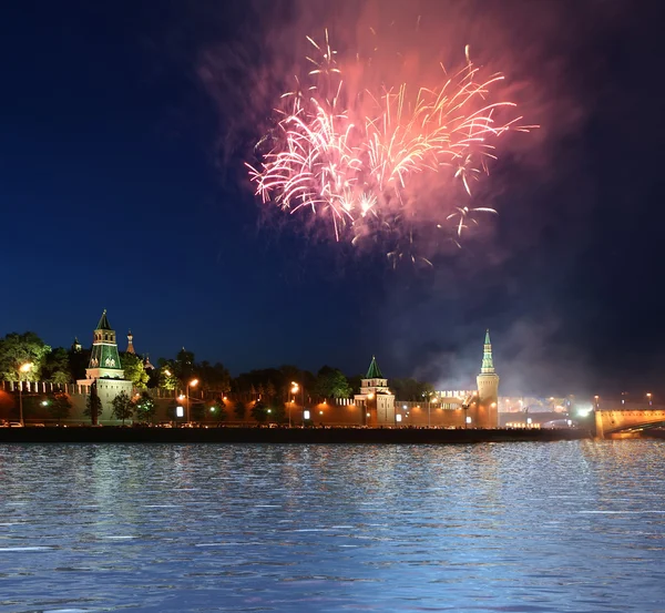Fogos de artifício sobre o Kremlin de Moscovo. Rússia, 12 de junho de 2011 — Fotografia de Stock