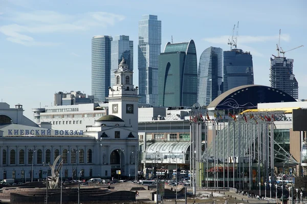 Estação ferroviária de Kievsky e centro de negócios internacional, como visto a partir do Mo — Fotografia de Stock