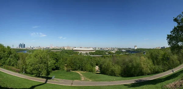 Panoramisch uitzicht over Moskou (Rusland) vanaf de Mussenheuvels — Stockfoto