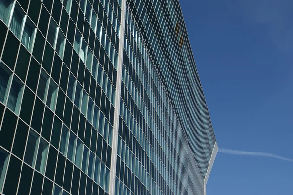 Janela fachada de vidro edifício de escritórios — Fotografia de Stock