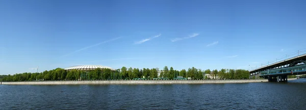 Een panoramisch uitzicht op de Olympisch Stadion Loezjniki en metro-brug — Stockfoto