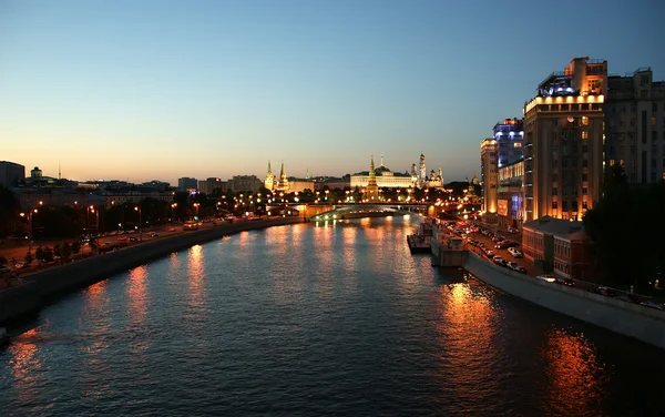 Rusland, Moskou, nacht uitzicht op de rivier de moskva, brug en de k — Stockfoto