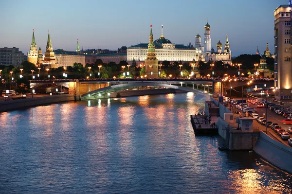 Rusko, Moskva, noční pohled na řeku Moskvu, most a k — Stock fotografie