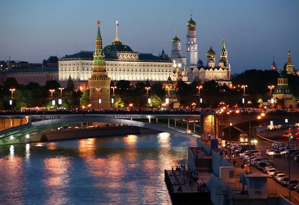 Russia, Mosca, vista notturna del fiume Moskva, Ponte e la K — Foto Stock