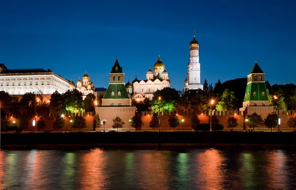 Wgląd nocy moskva rzekę i Kreml, Rosja, Moskwa — Zdjęcie stockowe