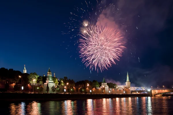 Πυροτεχνήματα πάνω από το Κρεμλίνο της Μόσχας. Ρωσία, 12 Ιούνιος 2011 — Φωτογραφία Αρχείου