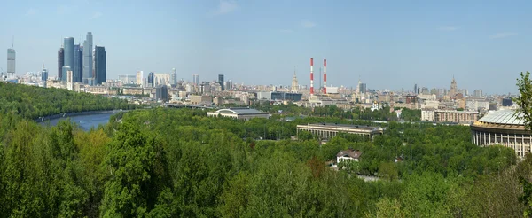 Panorámás kilátás nyílik a Moszkva (Oroszország) a Veréb-hegy — Stock Fotó