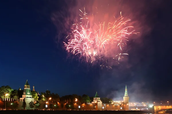 Fogos de artifício sobre o Kremlin de Moscovo. Rússia, 12 de junho de 2011 — Fotografia de Stock