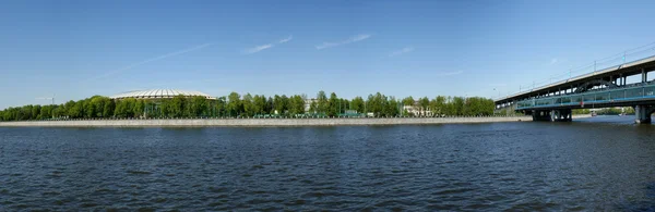 Panorámás kilátás nyílik az olimpiai stadion luzhniki és a metro-hídhoz, Moszkva, r — Stock Fotó