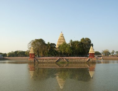 şehir merkezinde, Güney Hindistan göl kenarında geleneksel hindu Tapınağı