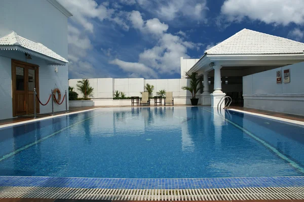 Luxusní bazén se ochladit, na této perfektní letní dovolenou — Stock fotografie