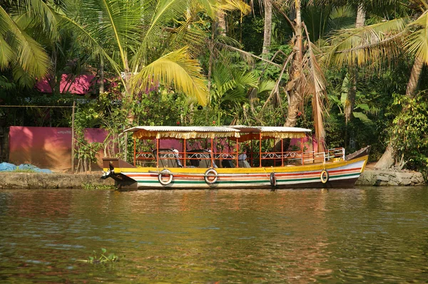 Πλωτό σπίτι στην Backwaters Κεράλα (Ινδία) — Φωτογραφία Αρχείου