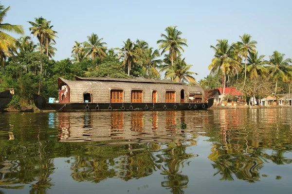 在喀拉拉邦 (印度) 回水船屋 — 图库照片