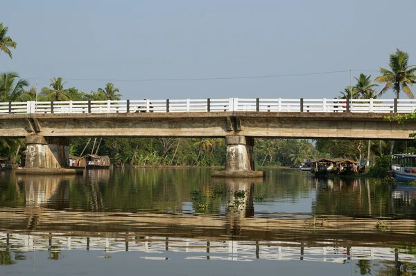 Ponte sobre as águas secundárias, Kerala, sul da Índia — Fotografia de Stock