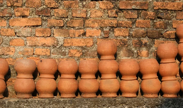 Garnki przed mur z cegły — Zdjęcie stockowe