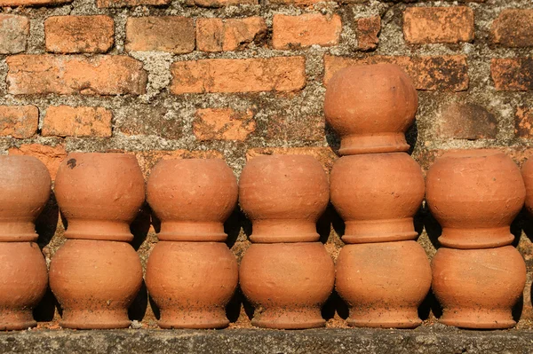 Ceramic pots against a brick wall — Stock Photo, Image