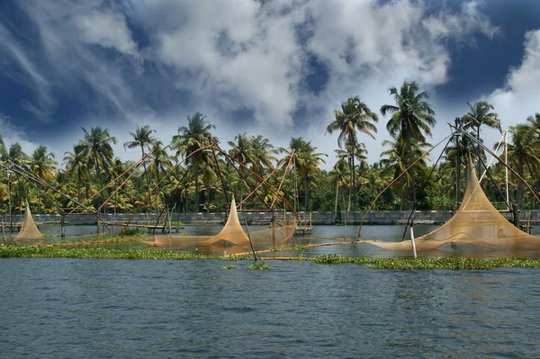 Çinli balık ağlarına. vembanad lake, kerala, Güney Hindistan — Stok fotoğraf