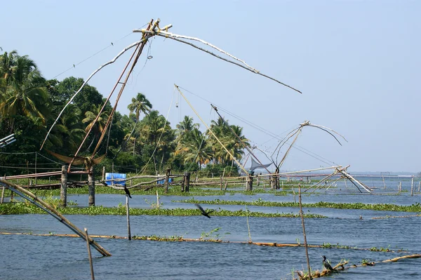 Kinesiska fiskenät. Vembanad sjön, kerala, södra Indien — Stockfoto