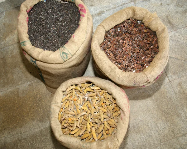 Indiase specerijen - kurkuma, anijs, zwarte peper — Stockfoto