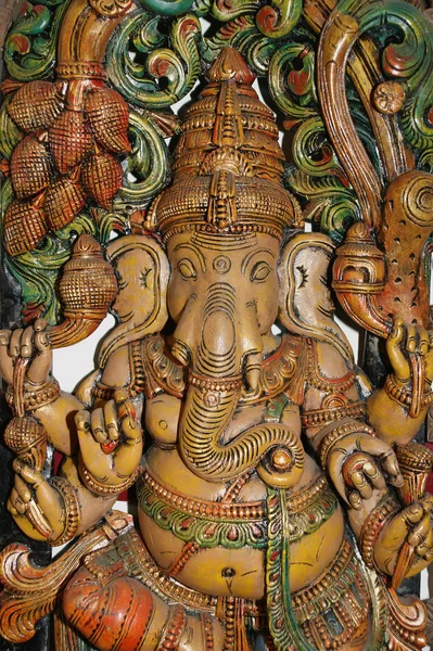 Dřevěná socha Ganesha, hinduistický bůh úspěchu — Stock fotografie